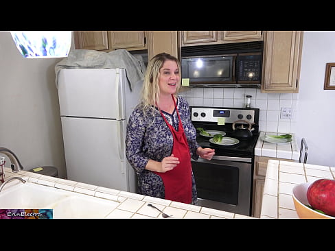 ❤️ Gigatasan siya ni stepmom sa kusina sa wala pa ang iyang date ❤️ Porn video sa amon